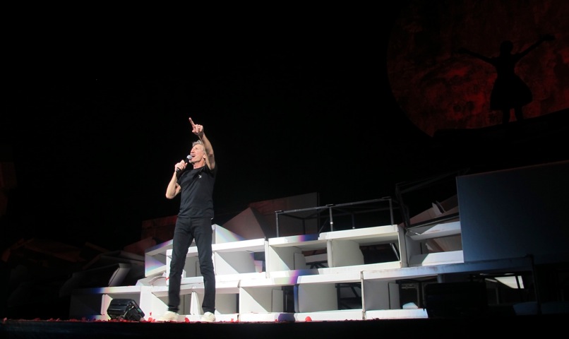 46 Roger Waters The Wall Sydney 2012-02-14.jpg